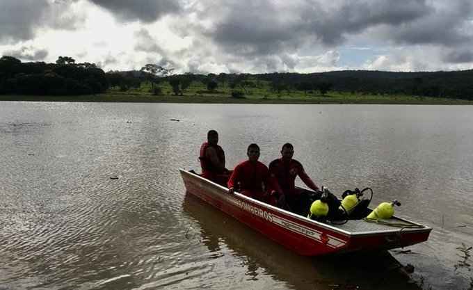 Bombeiros em barco no lago durante as buscas