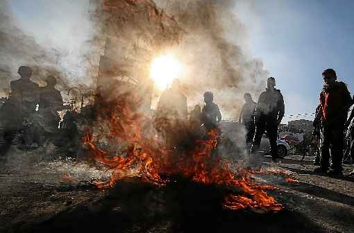 Em Rafah, no sul da Faixa de Gaza, manifestantes queimam pneus durante ato contra o 