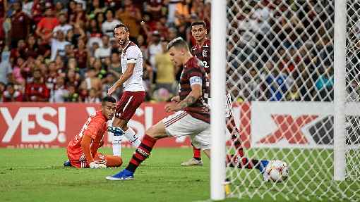 VitÃ³ria da experiÃªncia: aos 26 minutos do segundo tempo, NenÃª recebeu a bola de costas para o gol e acertou o alvo com um sutil toque de classe