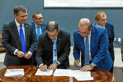 Paulo Henrique Costa, Ibaneis Rocha e Dario Garcia (diretor de Rede e Canais do BRB) na assinatura do acordo