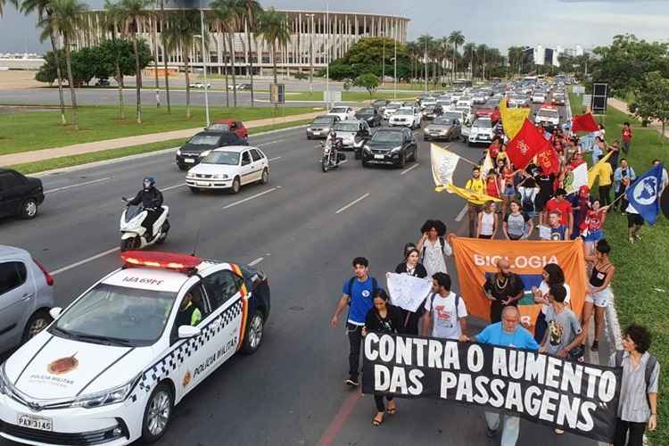 Dezenas de estudantes marcharam pelo Eixo Monumental