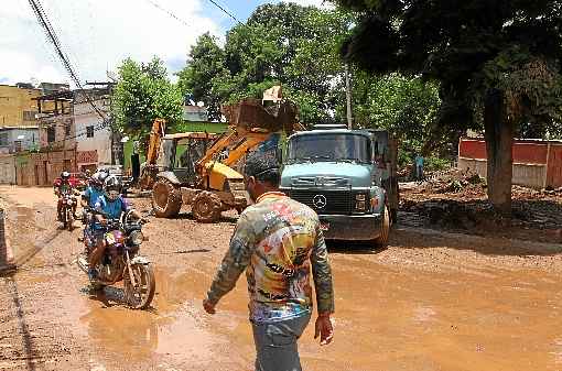 Em Raposos,  o Rio das Velhas transbordou e moradores se juntaram em mutirÃ£o de limpeza para a retirada da lama. Mas as chuvas torrenciais podem voltar