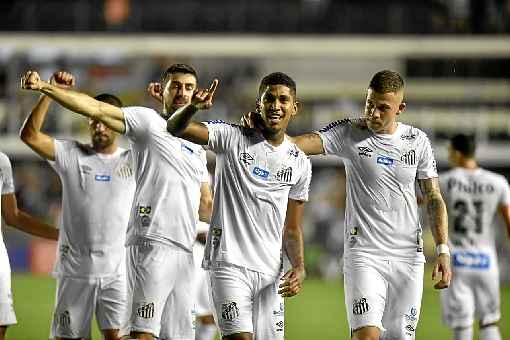 Reniel (C) foi o destaque da partida e marcou dois gols na Vila Belmiro