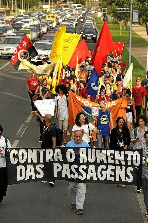 Manifestantes ocuparam uma das faixas do Eixo Monumental