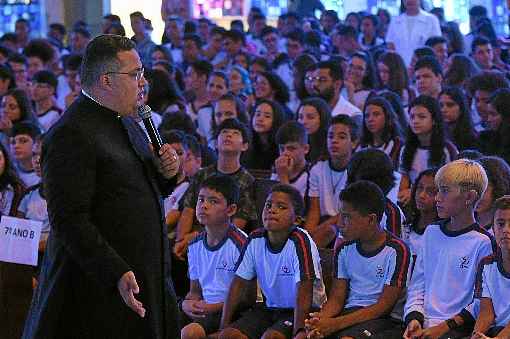 Padre Jonathan Costa Ã© o responsÃ¡vel pela igreja, na 702 Sul: 