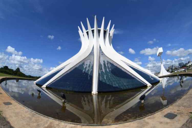 A Catedral de BrasÃ­lia teve a estrutura concluÃ­da em 1960, mas foi inaugurada em 1970