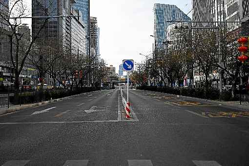 Rua deserta na capital chinesa: medo de contÃ¡gio faz com que as pessoas permaneÃ§am em suas residÃªncias e sÃ³ saiam com mÃ¡scaras de proteÃ§Ã£o