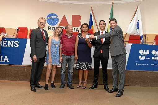 Orgulho da famÃ­lia: Leonardo (segundo da direita para a esquerda)com parentes no dia em que recebeu a carteirinha de advogado