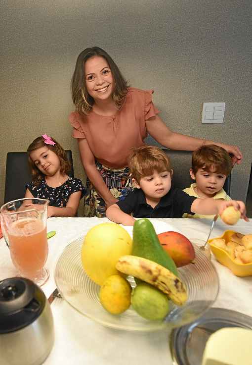 SÃ¡skia Lima e os trÃªs filhos: orientaÃ§Ã£o adequada para alimentaÃ§Ã£o das crianÃ§as