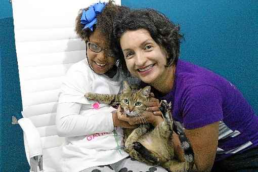 Ana Lara Dantas (E) e Caroline Dantas vÃ£o regularmente ao dentista com seus pets