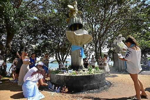 Brasilienses passaram pela PraÃ§a dos OrixÃ¡s para celebrar do dia da Rainha do Mar