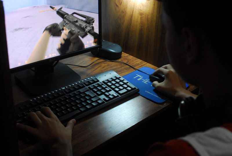 mostra vídeos de armas e ataques em escolas a crianças gamers