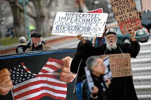 Manifestantes se reuniram ontem do lado de fora do CapitÃ³lio, onde os senadores republicanos encurtaram o caminho para a absolviÃ§Ã£o de Trump