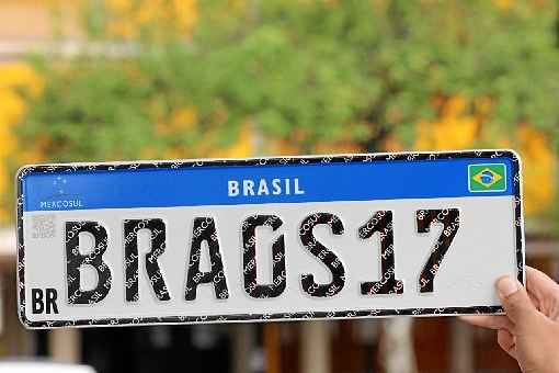 Placas sÃ£o feitas e vendidas por empresas credenciadas pelo Detran