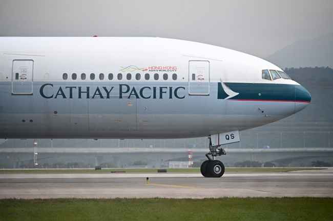 A transportadora principal de Hong Kong, Cathay Pacific, estÃ¡ pedindo a seus funcionÃ¡rios que tirem fÃ©rias nÃ£o remuneradas enquanto a companhia aÃ©rea enfrenta uma crise apÃ³s o novo surto de coronavÃ­rus