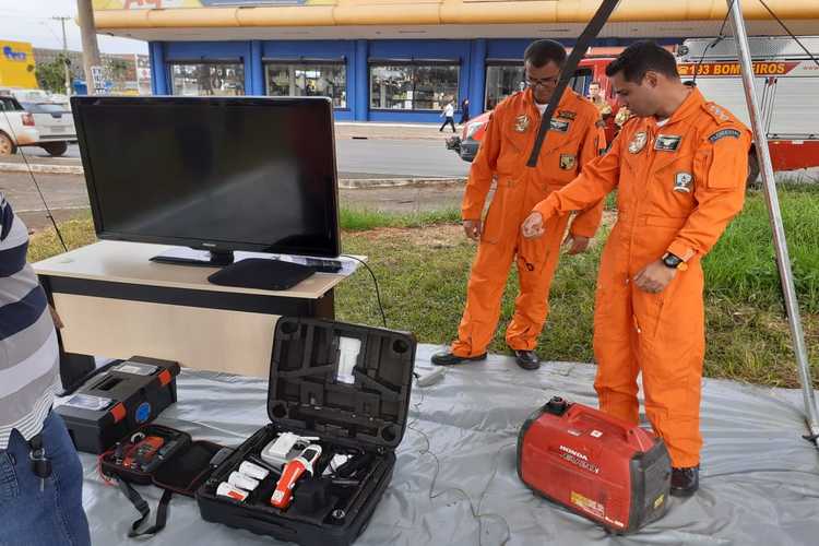 Vídeo: Bombeiros e Secretaria de Saúde usam drones para combater dengue