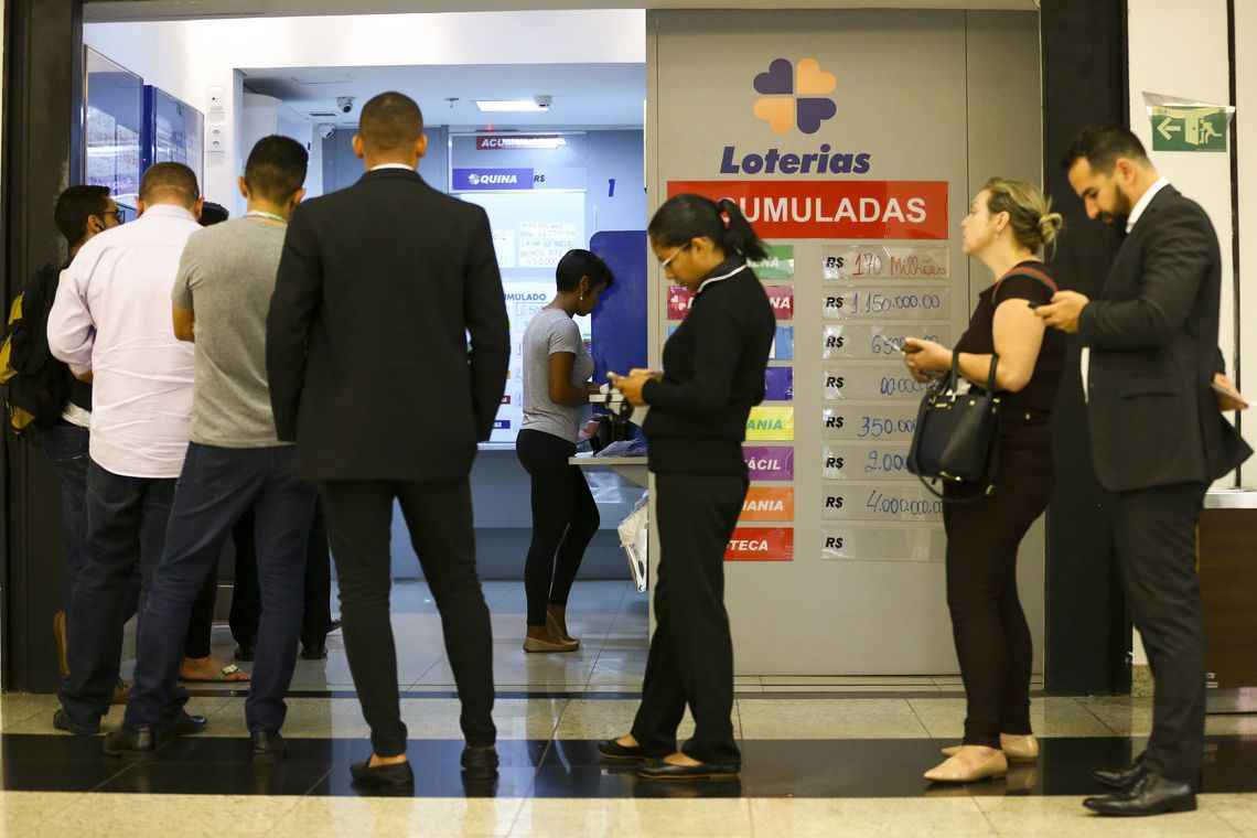 Fila para para apostar na Mega-Sena em loteria