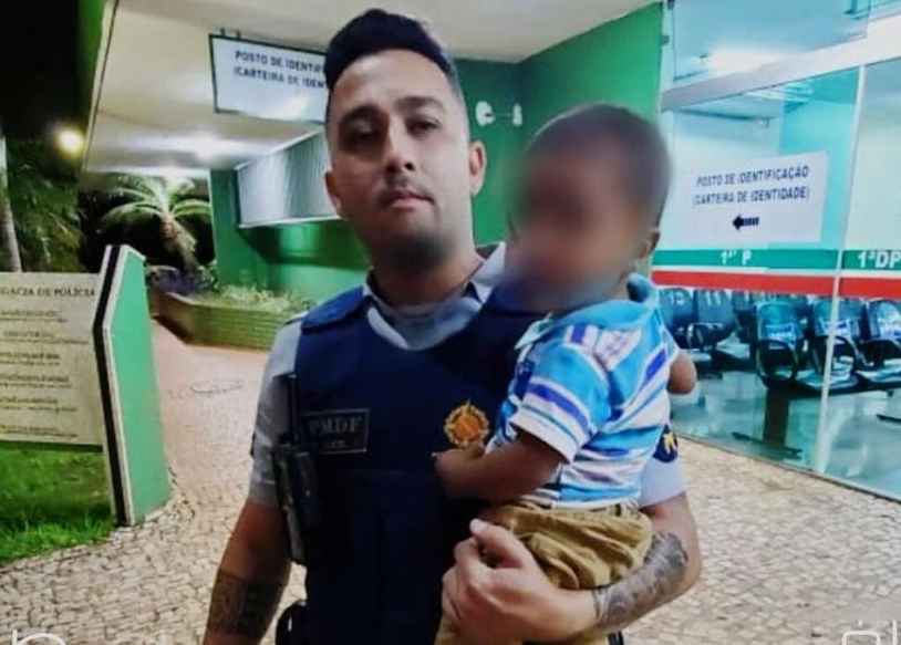 Um dos policiais que participou do resgate segura a crianÃ§a no colo