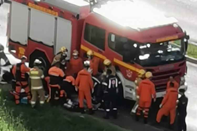 Homem sendo socorrido pelos bombeiros