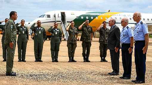 TripulaÃ§Ãµes dos jatos da PresidÃªncia se despedem antes da viagem rumo a Wuhan, para resgatar os brasileiros