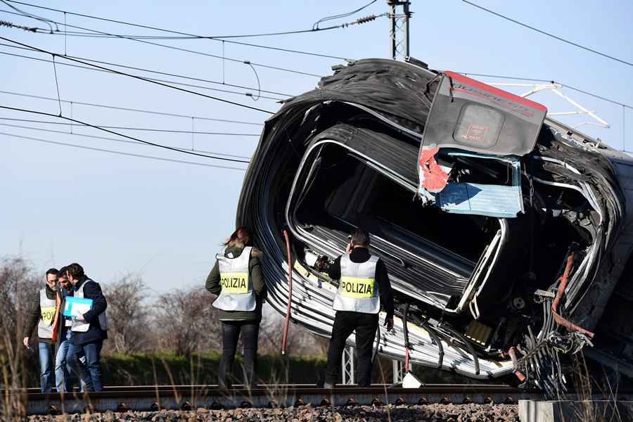 A locomotiva do trem descarrilou e bateu em um vagÃ£o de mercadorias em uma via paralela