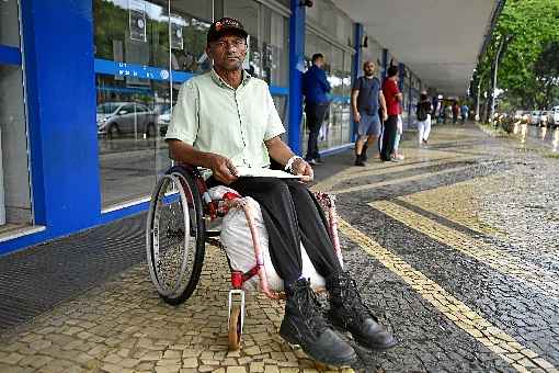 Augusto Nascimento teve de vir de GoiÃ¢nia a BrasÃ­lia para renovar cadastro