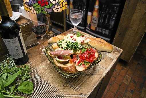 A brusqueta de queijo brie derretido com figo frescos, presunto de parma e mel abre o apetite da clientela da Cantina da Massa