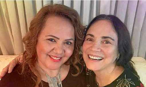 A atriz Regina Duarte com a reverenda Jane Silva: exoneraÃ§Ã£o sem explicaÃ§Ãµes pÃºblicas