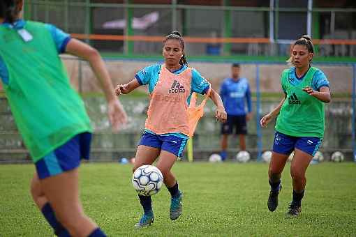 A meio-campista Katrine Silva (C) Ã© um dos reforÃ§os da temporada: passagens pela base da SeleÃ§Ã£o