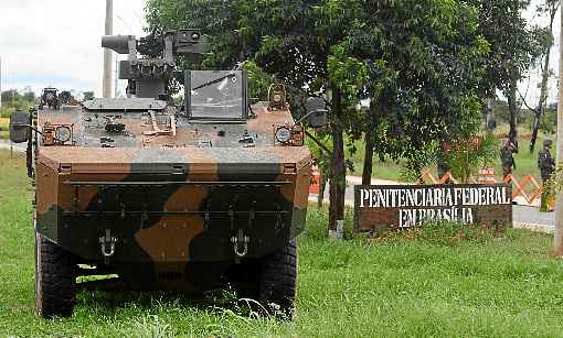 Tanque na entrada da PenitenciÃ¡ria Federal de BrasÃ­lia: pedido dos ministÃ©rios da JustiÃ§a e da Defesa