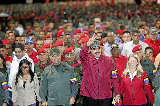 NicolÃ¡s Maduro faz o sinal da vitÃ³ria, acompanhado da vice-presidente, Delcy RodrÃ­guez (E), e do ministro da Defesa, Vladimir Padrino: o poder sufocado por medidas financeiras