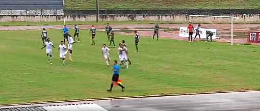 O LeÃ£o da Serra precisou cobrar um pÃªnalti duas vezes para festejar gol no gramado pesado do Augustinho Lima