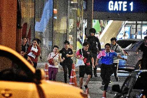 Clientes do Terminal 21 deixam o centro comercial, Ã s pressas, ao serem resgatados, na madrugada de ontem