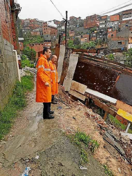 Homens da Defesa Civil inspecionam Ã¡rea em Osasco: deslizamento