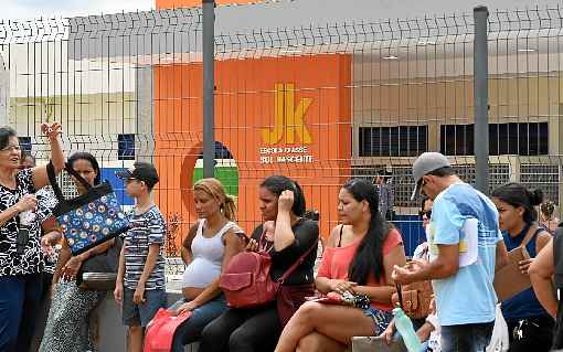 MÃ£es fizeram fila para tentar vaga na Escola Classe JK: perto de casa