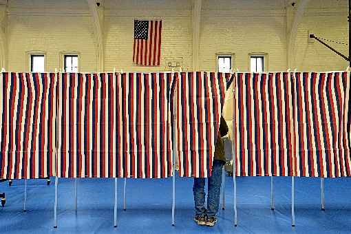 As cabines de votaÃ§Ã£o enfileiradas e cobertas  por um tecido com as cores da bandeira norte-americana, em Concord, capital de New Hampshire