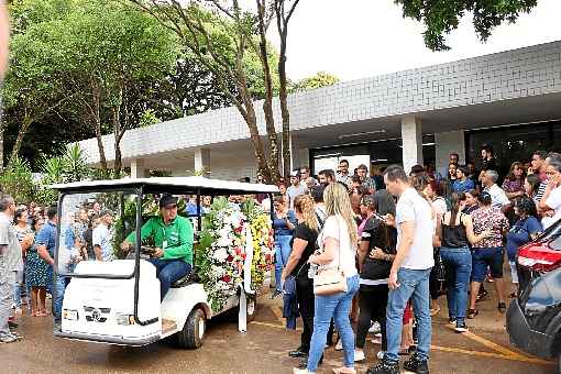 Centenas de pessoas participaram do enterro de TÃºlio Russel Cesar