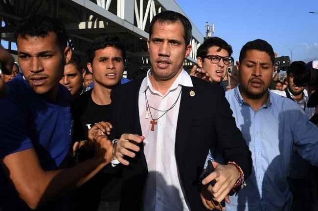 A multidÃ£o de chavistas esperava o autoproclamado presidente interino Juan Guaido no aeroporto.