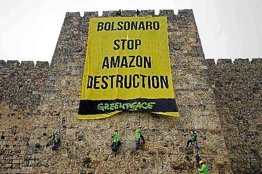 Protesto do Greenpeace em JerusalÃ©m, em 2019: ONG diz que governo nÃ£o tem plano contra desmatamento