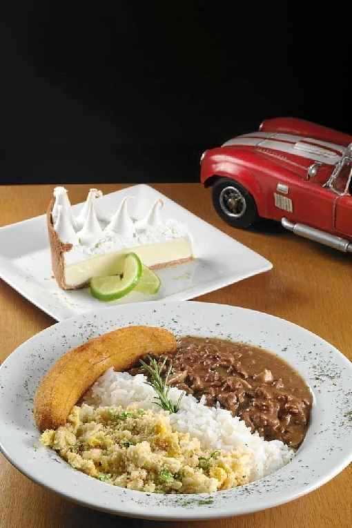 Picadinho carioca, com arroz branco, farofa com ovos e banana crocante do restaurante Rio BistrÃ´