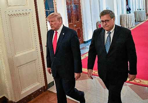 Donald Trump e William Barr (E) caminham pelo SalÃ£o Leste da Casa Branca: procurador-geral sugeriu ao lÃ­der republicano que pare de tuitar