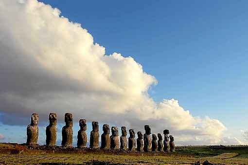 Espalhados por toda ilha, imensos e misteriosos blocos de pedra esculpidos tinham funÃ§Ãµes religiosas e culturais, como em funerais