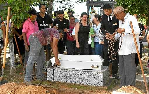 Familiares e amigos perplexos se despediram da menina de 2 anos assassinada na quinta-feira. O municÃ­pio goiano de Padre Bernardo parou para acompanhar o enterro. A avÃ³ materna fez apelo para que parassem de julgar a filha, que confessou o crime