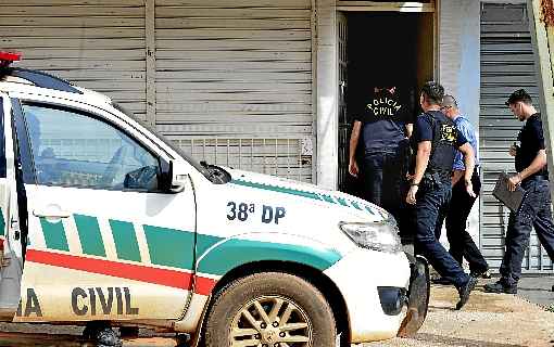 PolÃ­cia Civil esteve no apartamento onde ocorreu o crime, em Vicente Pires, ontem. Familiares e testemunhas da vizinhanÃ§a foram ouvidos