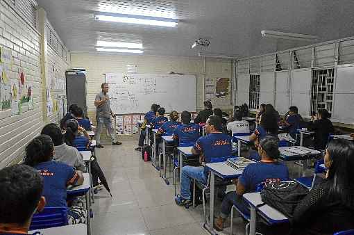 A PEC em tramitaÃ§Ã£o prevÃª mudanÃ§a na distribuiÃ§Ã£o do valor complementado pela UniÃ£o: nova regra levarÃ¡ em conta gasto por aluno ao ano