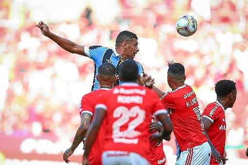 Nos acrÃ©scimos do clÃ¡ssico, Diego Souza fez de cabeÃ§a o gol da vitÃ³ria