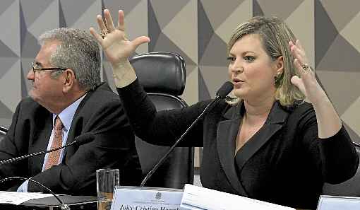 A sessÃ£o do depoimento da deputada Joice Hasselmann (ao lado do presidente da CPI) foi uma das mais tensas