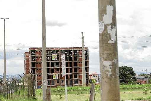 Obra prÃ³xima ao local onde outro edifÃ­cio foi implodido ainda aguarda autorizaÃ§Ã£o para prosseguir