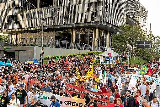 FuncionÃ¡rios da Petrobras fizeram manifestaÃ§Ã£o em frente Ã  sede da empresa no Rio. Sindicatos reco0rreram contra a proibiÃ§Ã£o do movimento