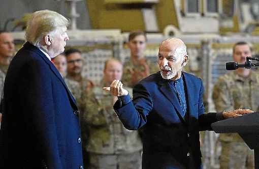 Ahsraf Ghani (D) com Trump, em 2019, durante visita Ã s tropas americanas baseadas em Bagram